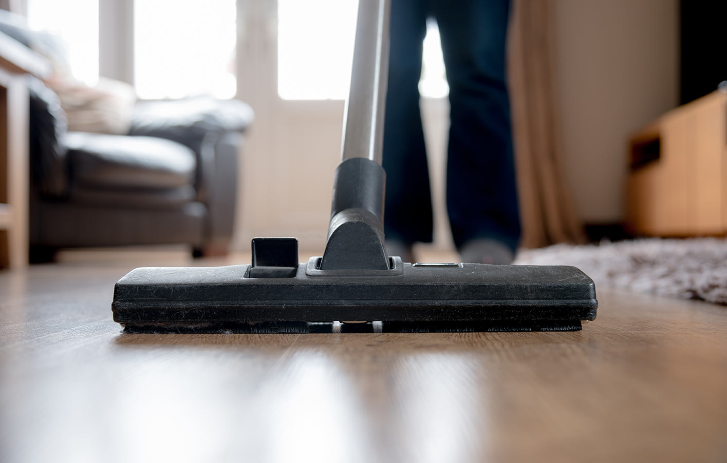 Richtige Reinigung und Pflege von Laminatböden Boden wird mit Staubsauger gereinigt