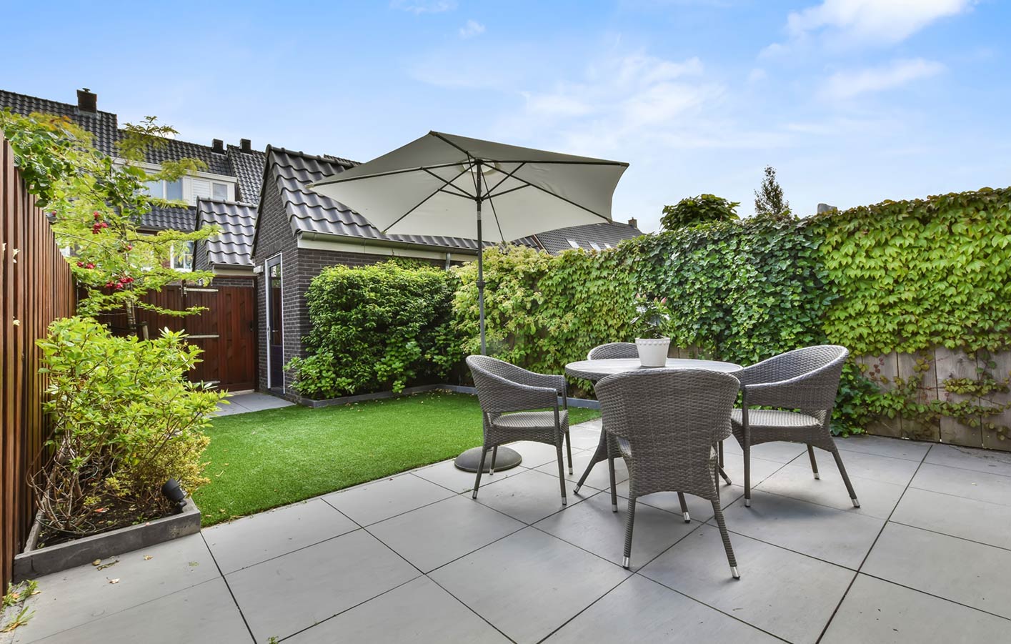 Keramikfliesen für Ihre neue Terrasse kaufen und verlegen Moderne dunkelgraue Terrasse aus Keramischen Platten
