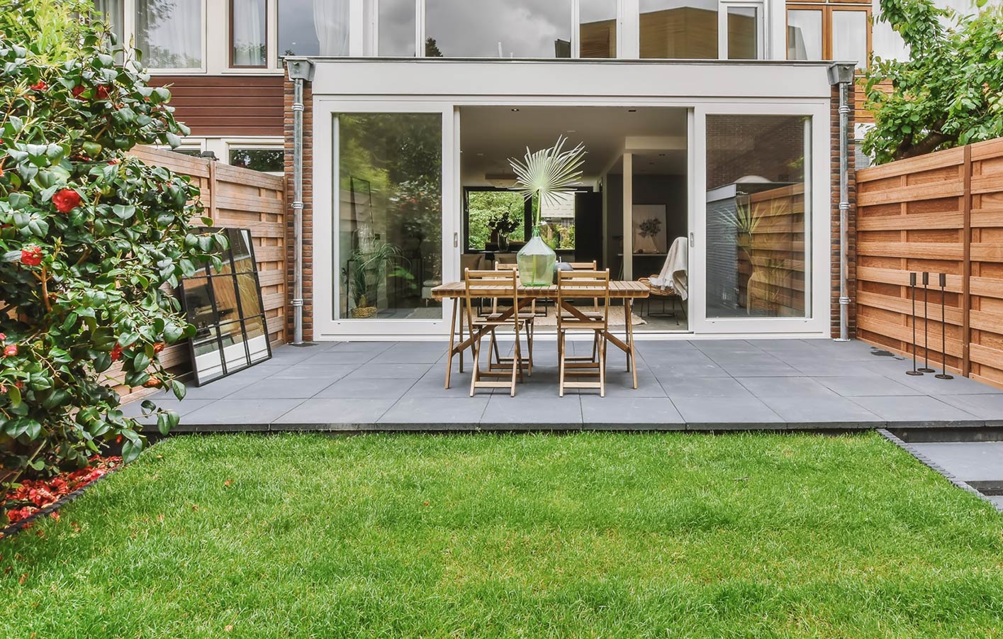 Keramische Terrassenplatten - die moderne Steinsterrasse - großes Sortiment und Top Beratung Terrasse mit Steinfliesen und Gartenmöbeln