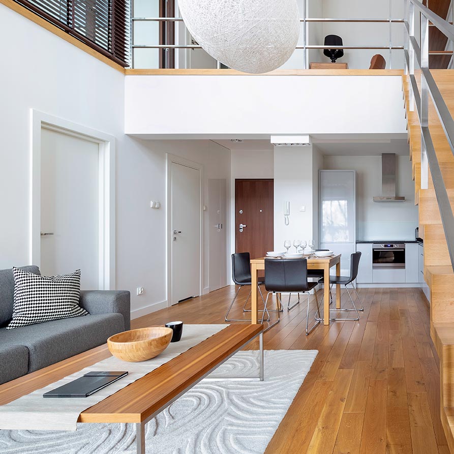 Ein Echtholzboden ist der Mehrwert für Ihr Zuhause Modernes offenes Wohnzimmer mit Treppe und Parkettboden