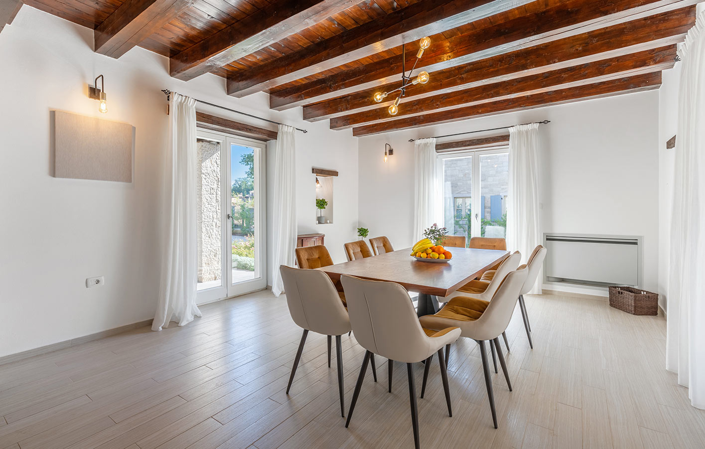 Wohnen 2025 – Offenes Esszimmer mit braunem Boden Offenes Esszimmer mit braunem Boden und Holzbalkendecke, minimalistisch
